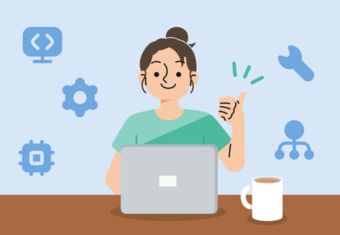 une femme assise à son ordinateur est d'une attitude enthousiaste pendant qu'elle utilise ses compétences informatiques, représentées sur cette image par des icônes flottantes.