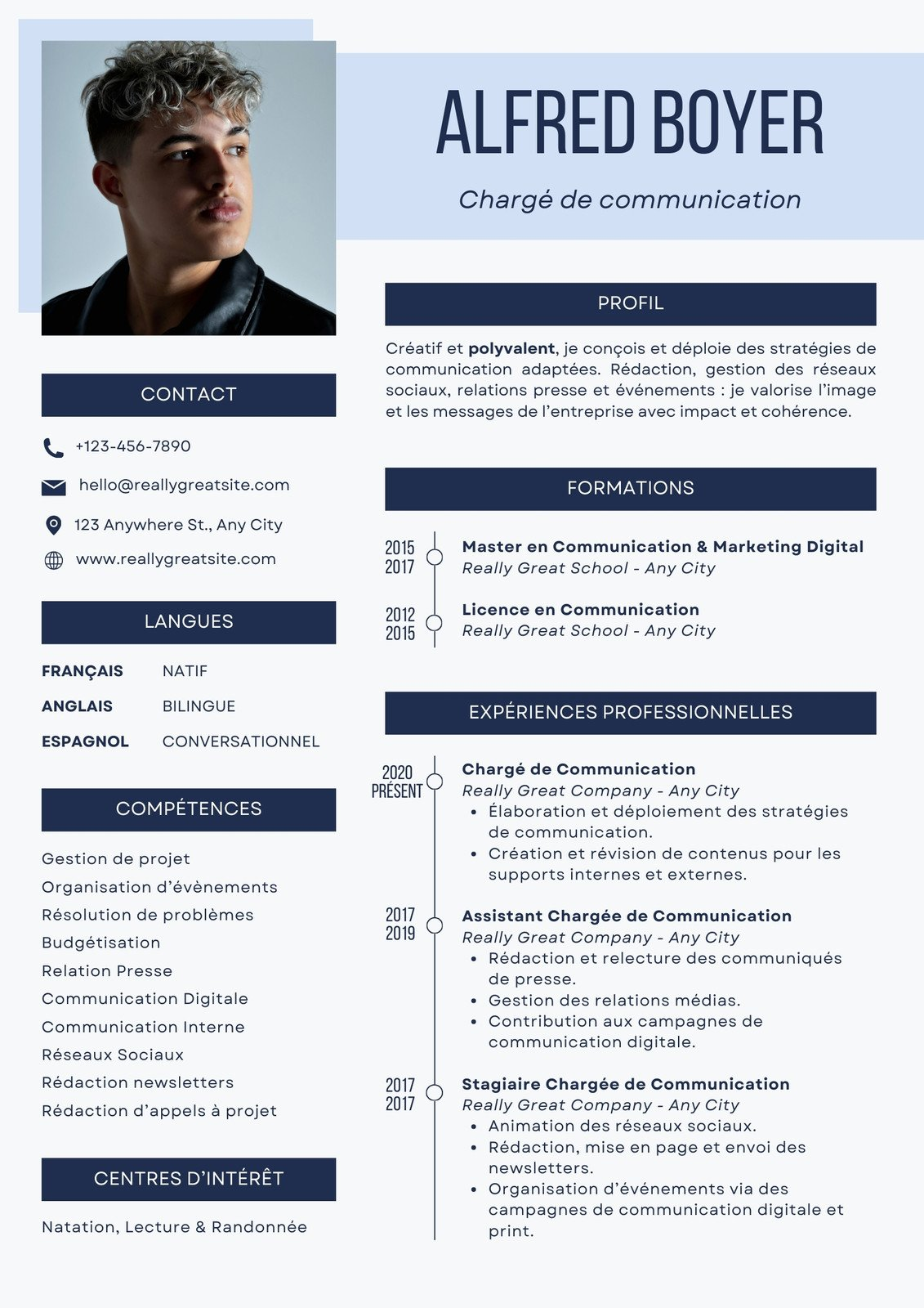 Un CV Canva en bleu