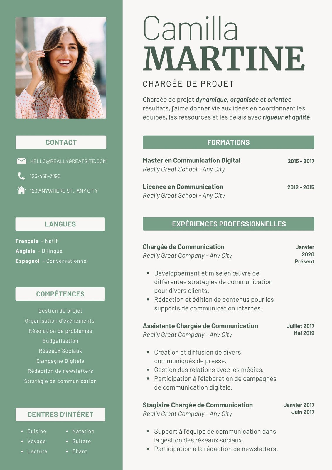 Un CV Canva en vert et beige.
