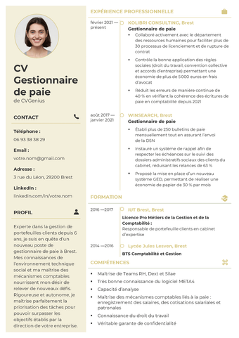 un exemple d'un CV gestionnaire de paie à deux colonnes avec photo et un en-tête de couleur champagne