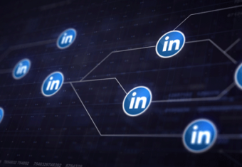 des icônes de logo LinkedIn liées entre elles par une toile web