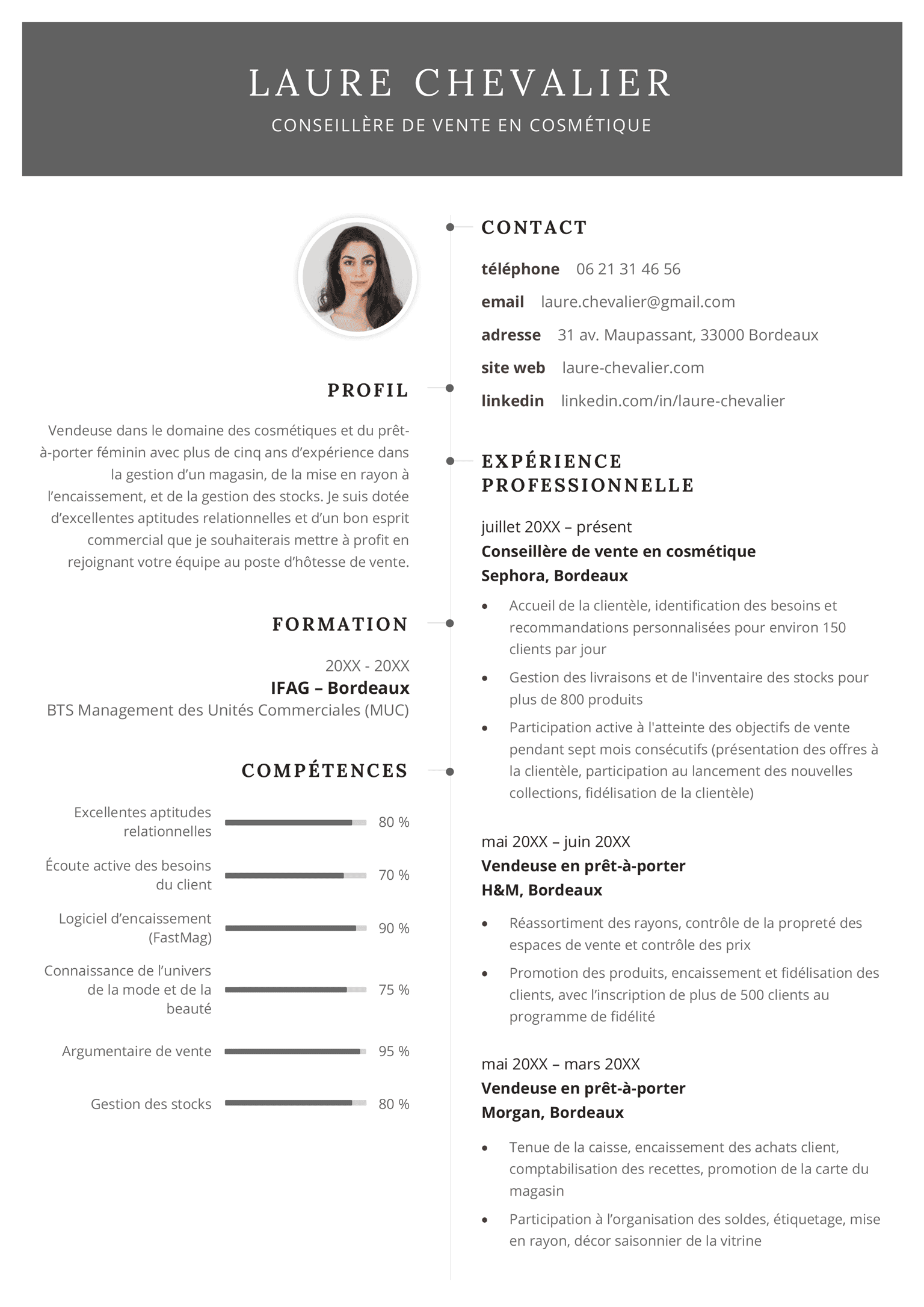 Un modèle CV moderne à deux colonnes équilibrées de couleurs noire et blanche avec un en-tête noir avec le nom et le titre professionnel en tête. Dans la colonne de gauche, le modèle CV 2024 met en avant une photo professionnelle, la phrase d’accroche, la formation, et les compétences du candidat sous forme de barres chiffrées. La colonne de droite comporte les coordonnées personnelles du candidat suivies de la rubrique Expérience professionnelle.