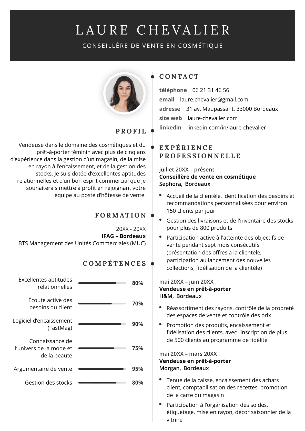 Un modèle CV moderne à deux colonnes équilibrées de couleurs noire et blanche avec un en-tête noir avec le nom et le titre professionnel en tête. Dans la colonne de gauche, le modèle CV 2024 met en avant une photo professionnelle, la phrase d’accroche, la formation, et les compétences du candidat sous forme de barres chiffrées. La colonne de droite comporte les coordonnées personnelles du candidat suivies de la rubrique Expérience professionnelle.
