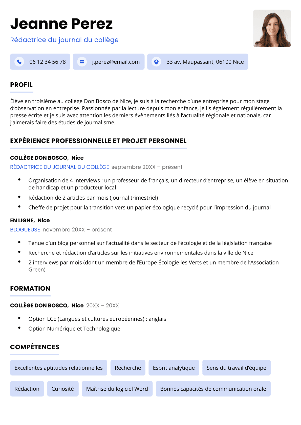 Un modèle CV bleu avec une photo professionnelle dans le coin droit et un en-tête aéré avec les coordonnées personnelles mises en avant dans des cases bleues. Le modèle CV Bruxelles comporte des rubriques classiques illustrant le profil du candidat, son expérience professionnelle pertinente au poste visé, ses études, ainsi que ses compétences clairement accentuées par des cases bleues