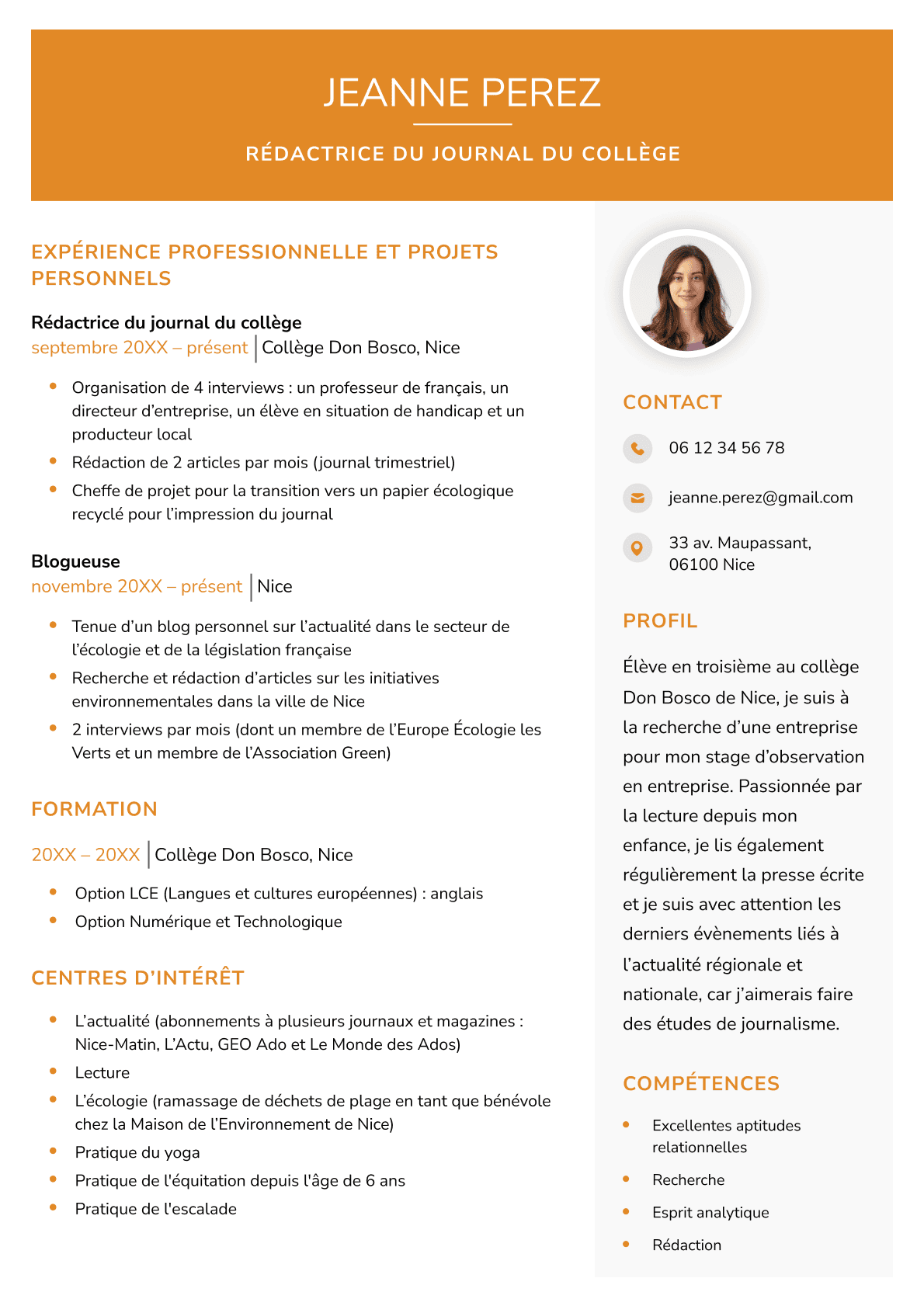 Un modèle CV Copenhague avec un en-tête large de couleur orange avec le nom et le titre professionnel du candidat. Le CV se divise en deux parties, avec à gauche une colonne prenant les deux tiers du CV avec la rubrique Expérience professionnelle, la rubrique Formation, et la rubrique Centres d’intérêt. Dans la colonne de droite du CV se trouvent une photo professionnelle, les coordonnées personnelles du candidat, le profil, et la rubrique Compétences.