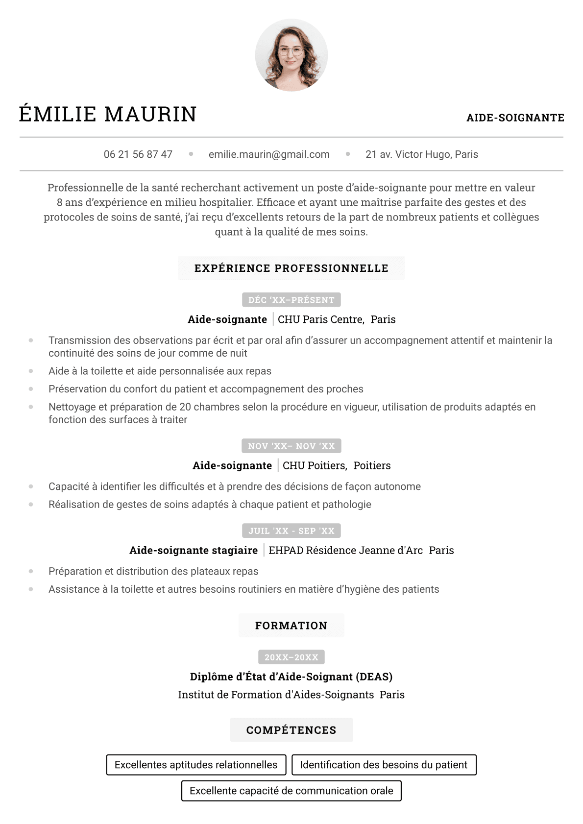 Un modèle CV classique de couleurs noire et grise avec des rubriques réparties de manière équilibrée l’une après l’autre. L’en-tête du CV met en avant une photo professionnelle dans un cadre circulaire au centre, avec à gauche le nom du candidat et à droite le titre professionnel. Le modèle CV Dublin illustre de manière simple et organisée les rubriques Expérience professionnelle et Formation, et, grâce à l’usage de cases colorées, met avant les compétences du candidat ainsi que ses dates d’activité professionnelles récentes.