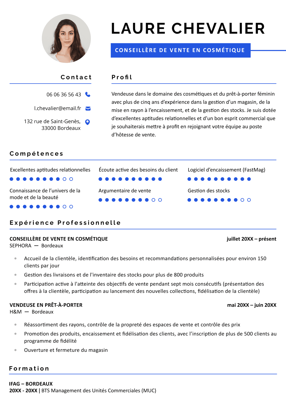 Un modèle CV avec des pointes de couleur bleu vif et un en-tête large et aéré en haut de la page comportant une photo professionnelle, le titre professionnel, les coordonnées personnelles, et le profil du candidat. En dessous de l’en-tête du modèle CV Oslo se trouve la rubrique Compétences illustrant l’étendue de la maîtrise de chaque compétence par des bulles colorées, suivie des rubriques Expérience professionnelle et Formation.