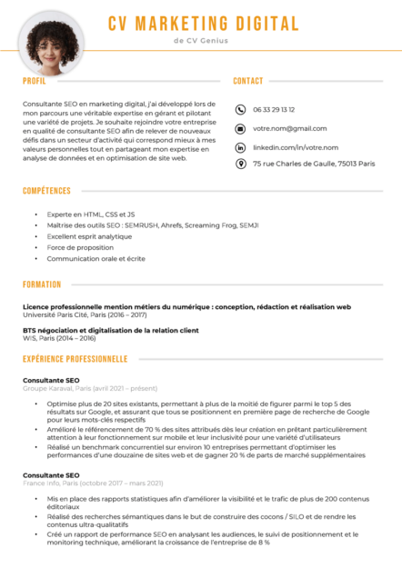 un exemple d'un CV marketing digital bien aéré avec des touches de couleur orange et une photo professionnelle
