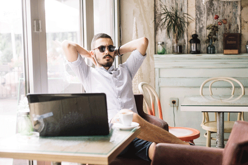 un homme en télétravail se repose à son bureau à la maison avec un café